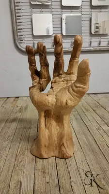 Mano abierta tallada en madera