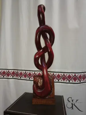 Escultura vertical de nudos entrelazados