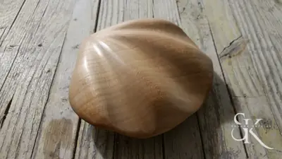 Forma redondeada de madera sobre el suelo