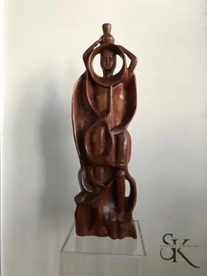 Escultura vertical con huecos sobre una base