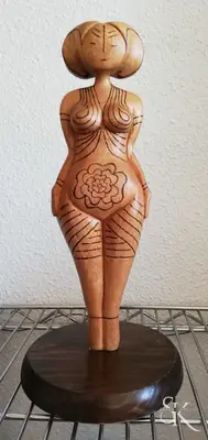 Vista frontal de una figura con motivos en espiral