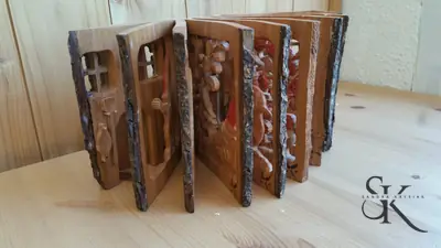 Conjunto de libros tallados dispuestos en abanico