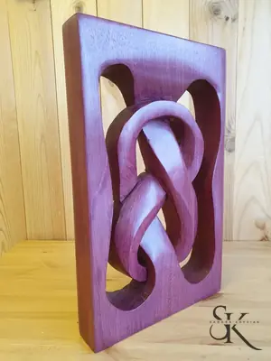 Nudo entrelazado dentro de un marco morado