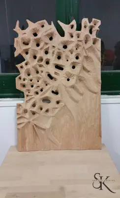 Panel perforado con ramificaciones y pequeños huecos