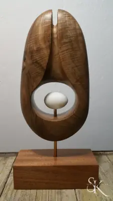Escultura oval con hueco y pieza central