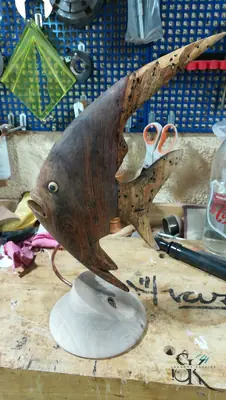 Ave con las alas extendidas sobre una base