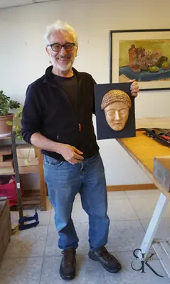 Alumno que muestra una talla en el taller