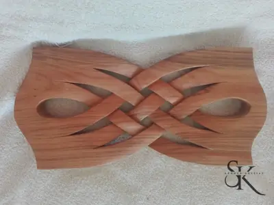 Nudo entrelazado en un relieve horizontal