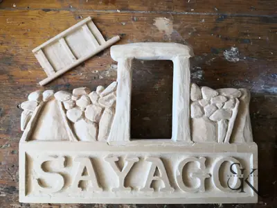 Marco con figuras y la palabra Sayago