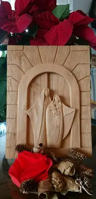 Figura en un arco tallado