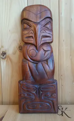 Rostro alargado en una tabla de madera