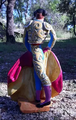 Figura policromada fotografiada al aire libre