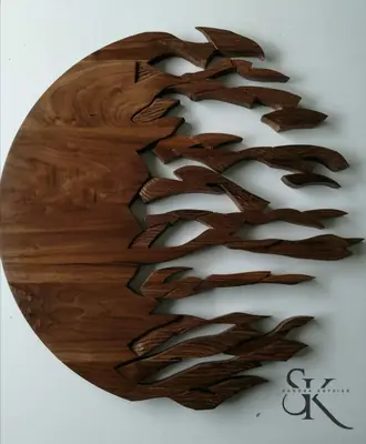 Disco de madera que se transforma en siluetas de aves