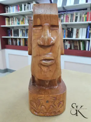Rostro alargado tallado en un cilindro