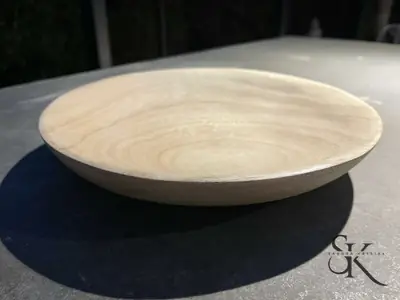 Plato liso de madera clara
