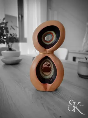 Escultura de dos formas circulares superpuestas
