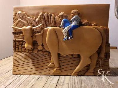 Relieve policromado de figuras junto a un caballo
