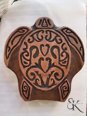Tortuga decorada con motivos oscuros