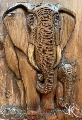 Cabeza de elefante tallada en relieve