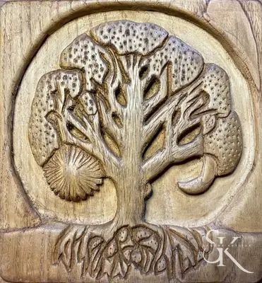 Árbol tallado con raíces dentro de un arco