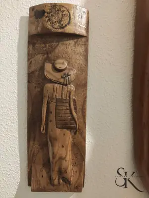 Figura alargada en un panel de madera