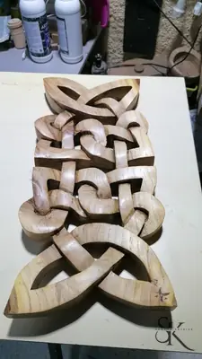Panel de nudos entrelazados tallados
