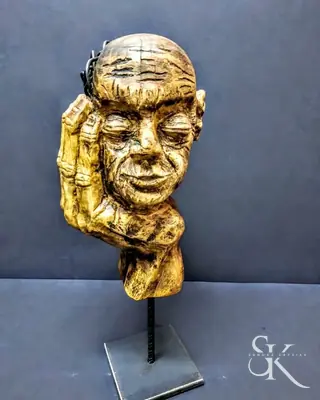 Rostro dorado sobre un soporte