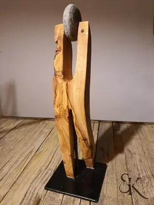 Escultura alargada con un hueco vertical