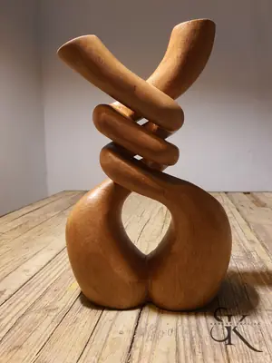 Escultura de formas entrelazadas con hueco central