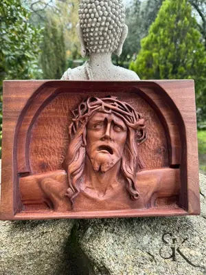 Rostro con corona de espinas en un arco