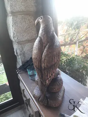 Ave tallada junto a la ventana