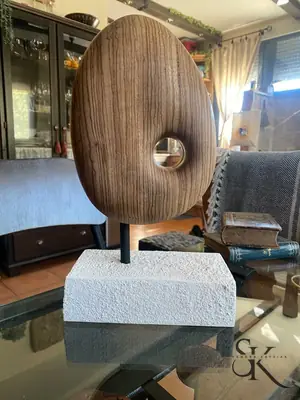 Escultura oval con hueco sobre una base