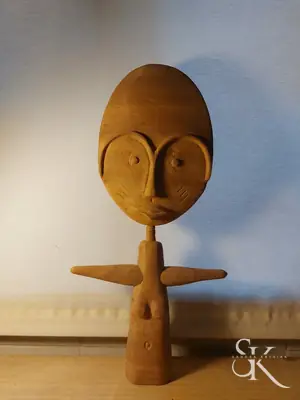 Figura pequeña con brazos extendidos