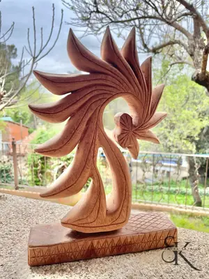 Escultura de hojas en remolino
