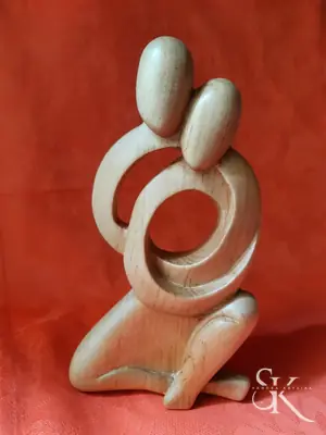 Dos figuras estilizadas de madera clara