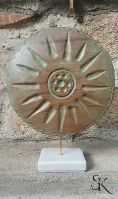 Sol tallado sobre un soporte