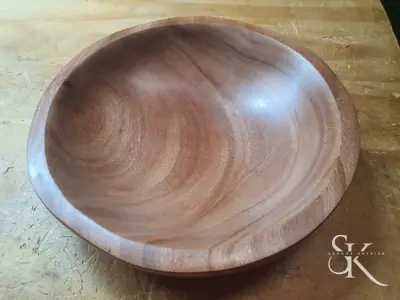 Cuenco circular de madera con vetas