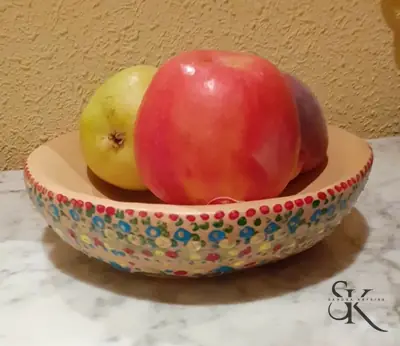 Manzanas en un cuenco decorado