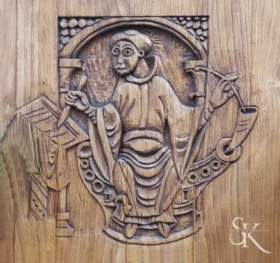 Figura entre formas curvas tallada en relieve