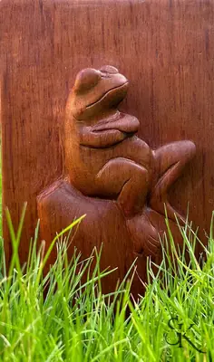 Pequeña figura sentada al aire libre