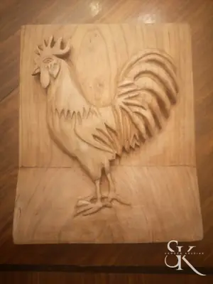 Gallo tallado en relieve