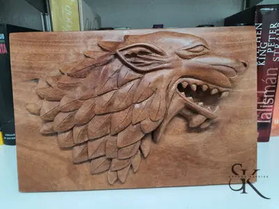 Cabeza de criatura fantástica con escamas
