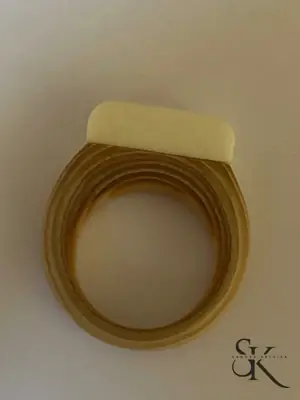 Anillo de madera con remate cuadrado