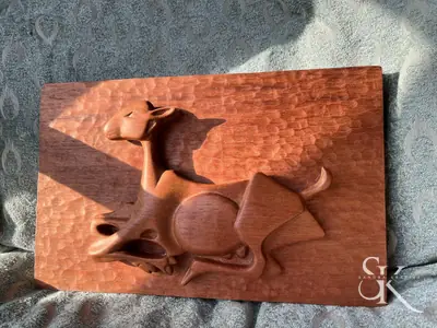 Animal con cornamenta tallado en relieve
