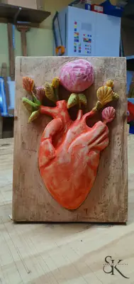Corazón anatómico policromado con flores