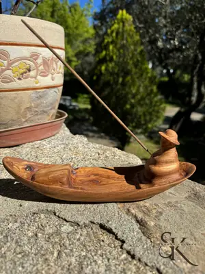 Pieza de madera suspendida como una balanza