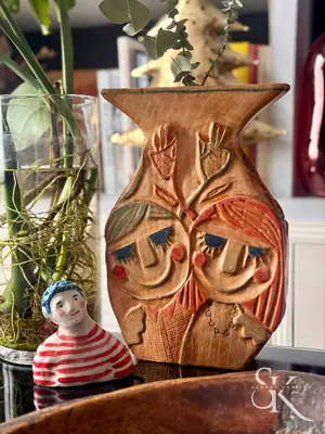 Vasija decorada con ojos y motivos policromados