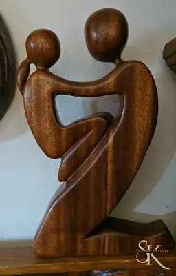 Dos figuras enlazadas en una escultura