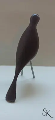 Ave oscura sobre patas metálicas