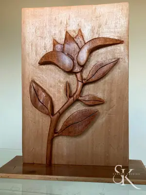 Rama con flores tallada en relieve